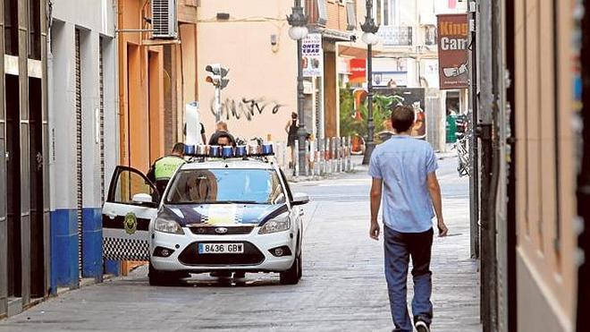 Velluters reclama el cierre de pisos para la prostitución