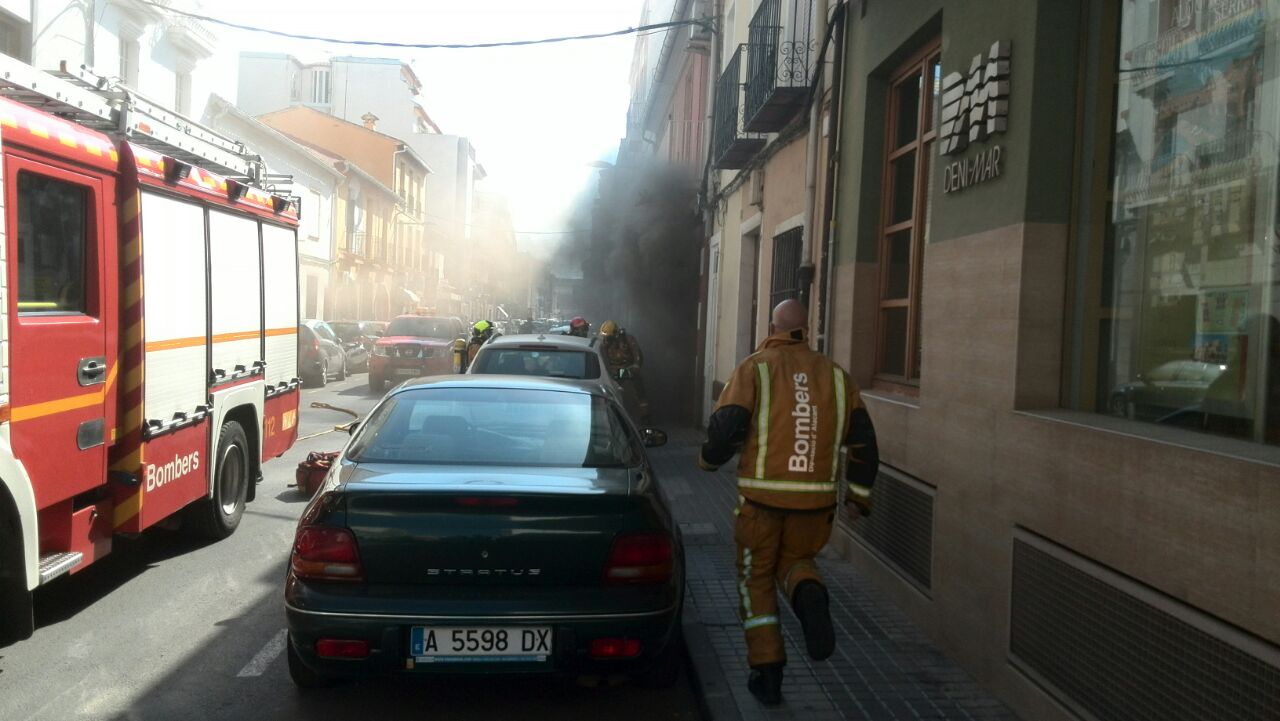 Un incendio en un centro de spa en el casco urbano de Dénia alerta a los vecinos