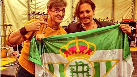 Johnny Depp celebra el ascenso a Primera del Betis