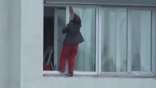 Arriesga su vida limpiando los cristales de un noveno piso