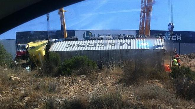 El conductor de un camión queda atrapado en la cabina tras volcar en Paterna