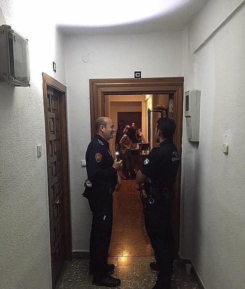 Desalojan a 89 personas de un piso de cien metros en una fiesta erasmus