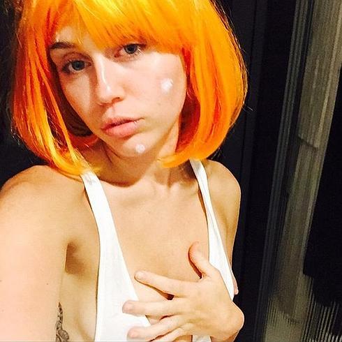 Miley Cyrus enseña un pecho y engaña a Instagram