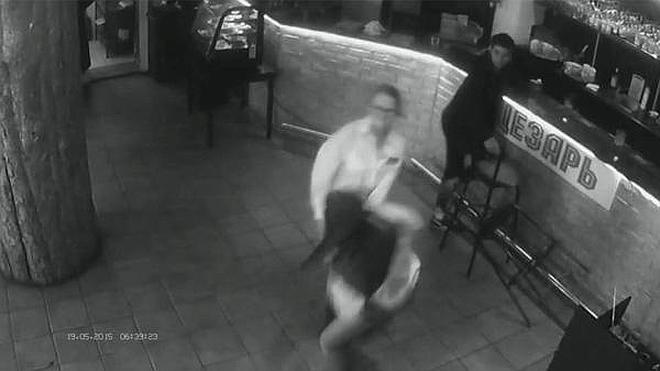 Una camarera propina una paliza a un cliente que le toca el trasero