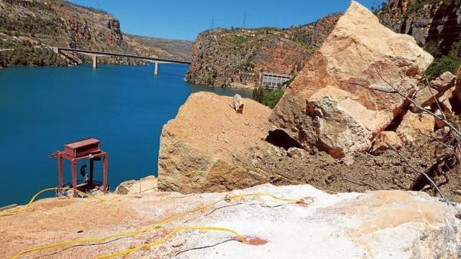 Pirotecnia valenciana para partir rocas de 200 toneladas en Cortes de Pallás