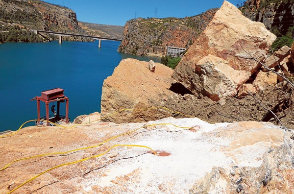 Pirotecnia valenciana para partir rocas de 200 toneladas en Cortes de Pallás