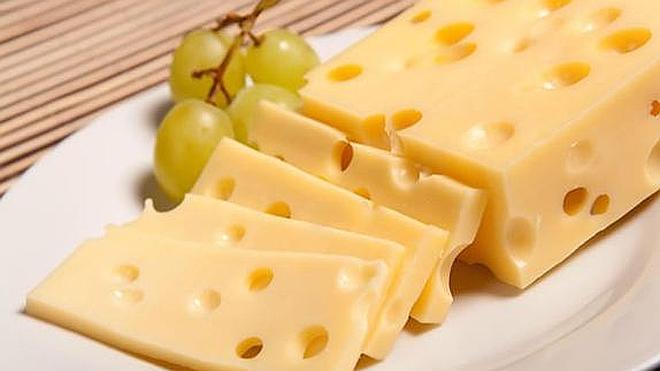 ¿Por qué el queso tiene agujeros?