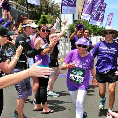 Una mujer de 92 años termina un maratón tras superar un cáncer