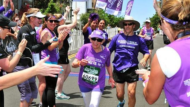 Una mujer de 92 años termina un maratón tras superar un cáncer