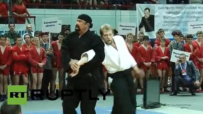 Steven Seagal imparte una clase magistral de aikido