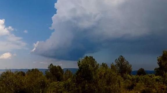 Una 'supercélula' sobrevuela Ayora y Cofrentes