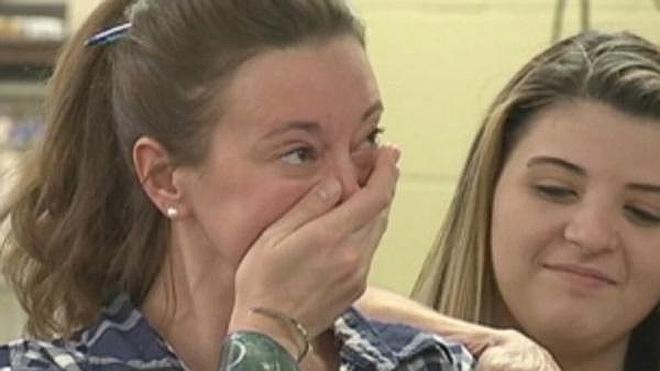 Un grupo de alumnos dona el dinero de su viaje de fin de curso a una profesora con cáncer