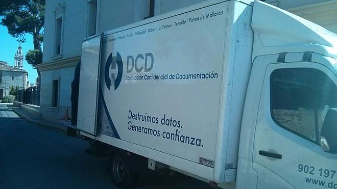 Revuelo en Moncada por un camión que destruye documentos en la puerta del ayuntamiento