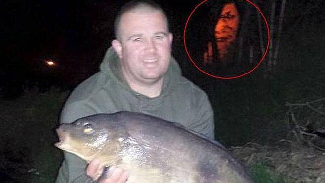 La misteriosa fotografía del pescador que inquieta a todo un pueblo