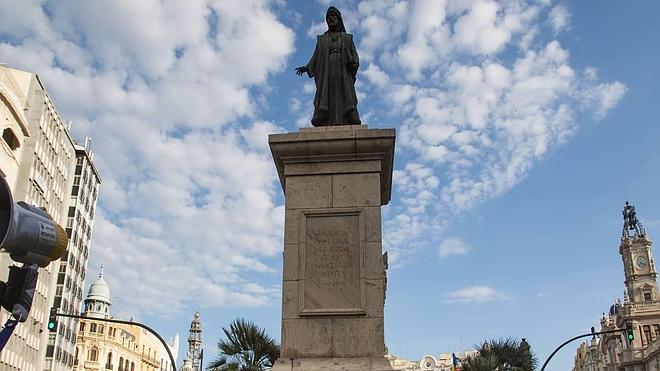 ¿Por qué Francesc de Vinatea tiene una estatua en la plaza del Ayuntamiento?