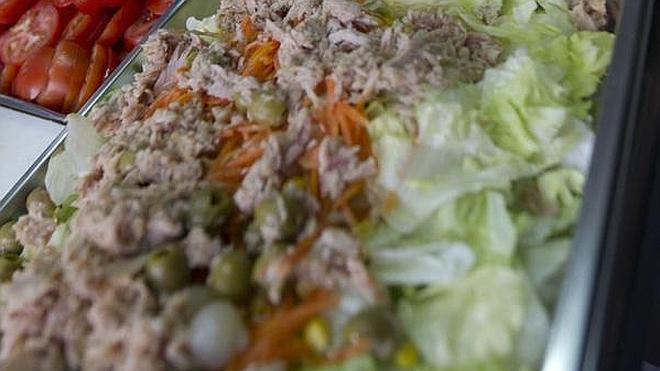 Despiden a una jefa de comedor escolar por dar comida gratis a niños sin recursos