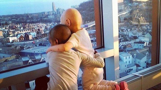 Un abrazo entre dos niñas enfermas de cáncer conmueve a la red