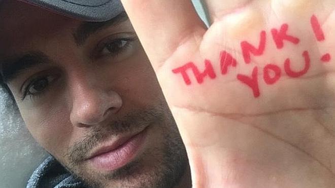 Enrique Iglesias agradece a sus fans el apoyo tras su accidente con el dron
