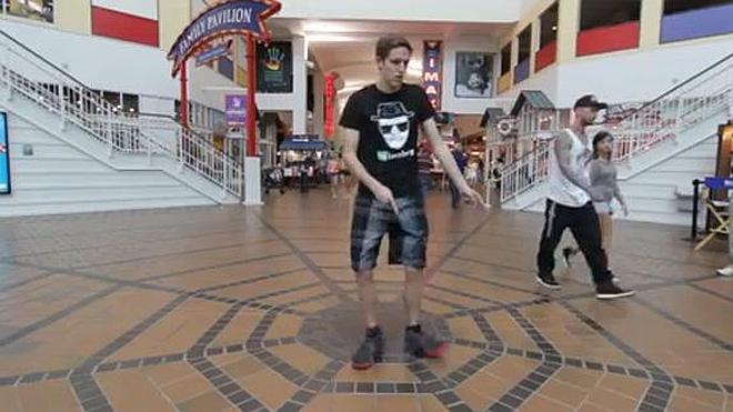 Un mismo baile en 100 escenarios distintos, viral en YouTube