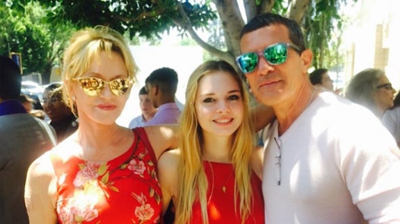 Antonio Banderas y Melanie Griffith, juntos en la graduación de su hija