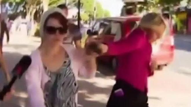 Apaga un cigarro en la cara de una periodista que intentaba entrevistarla