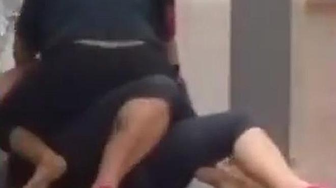 Brutal pelea entre dos mujeres en un supermercado