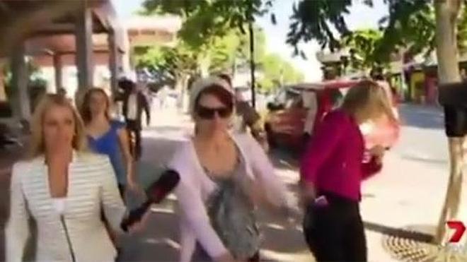 Una mujer apaga un cigarrillo en la cara de una periodista