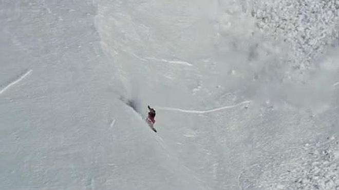 Un conejo se salva de una avalancha en Rusia