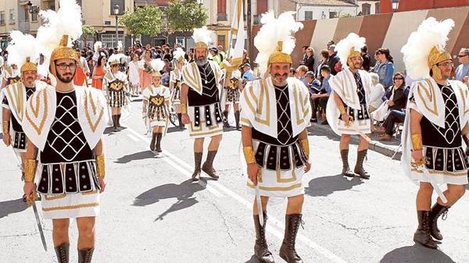 La Semana Santa Marinera multa a cuatro mujeres por llevar la falda corta en la procesión