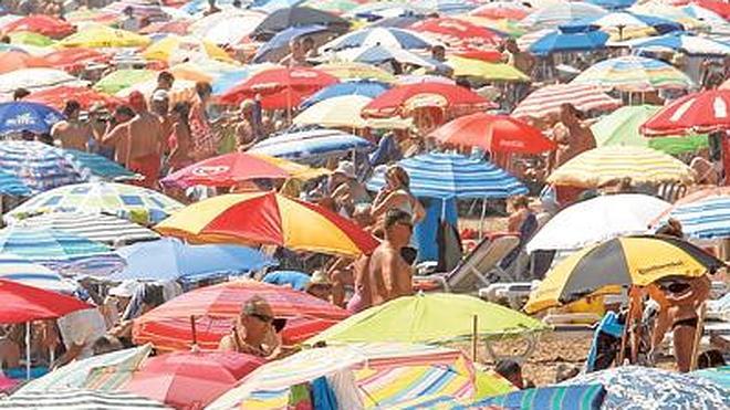 Costas rechaza los bares con terrazas en la playa y obliga a suspender el concurso