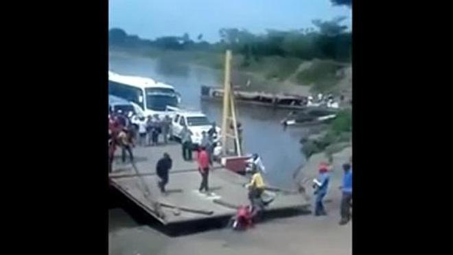 Se salva de ser aplastado por una embarcación