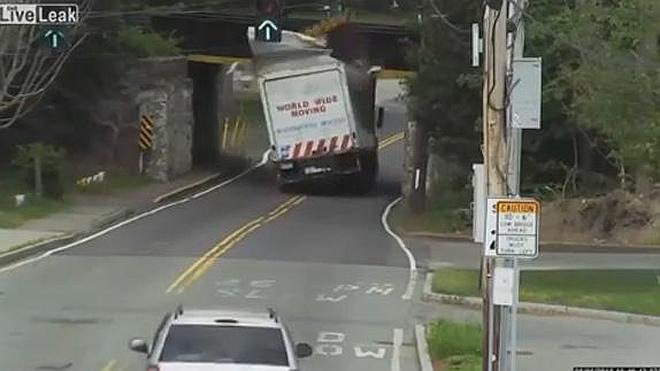 Brutal impacto de un camión contra un puente por sobrepasar las medidas