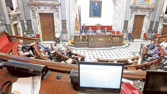 Ribó quiere pasar de 43 a 33 el tope de asesores de los grupos municipales