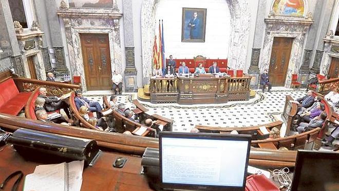 Ribó quiere pasar de 43 a 33 el tope de asesores de los grupos municipales
