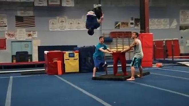 Así se pone un atleta los pantalones a base de mortales