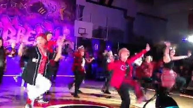 Una profesora de 60 años arrasa bailando funky