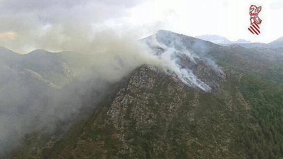 Un rayo provoca un incendio forestal en Xaló