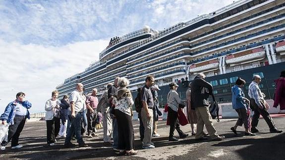 El puerto de Valencia aumenta un 10 % los cruceristas llegados en 2015 pero pierde un 8 % de barcos