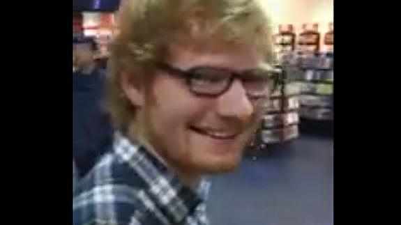 Ed Sheeran sorprende a una fan que canta una canción suya