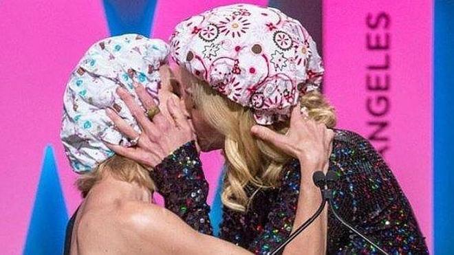 Nicole Kidman y Naomi Watts: un beso por la igualdad