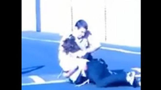 Un policía dispara con la pistola eléctrica a un menor de 13 años