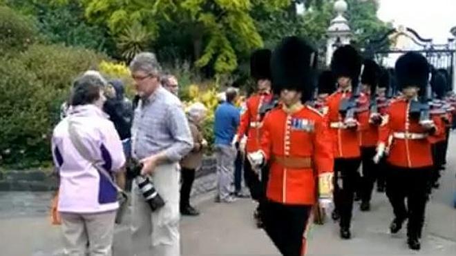 Un hombre, arrollado por la guardia de la Reina