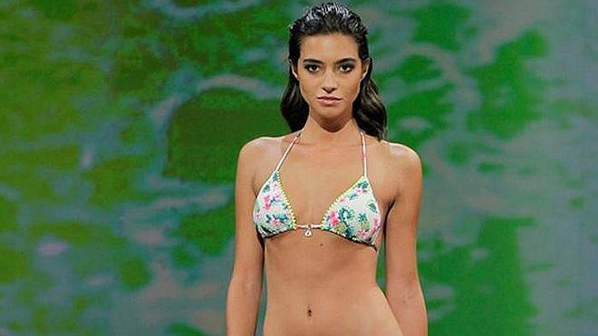 La hija de Mariló Montero, Rocío Crusset, desfila en bikini sobre la pasarela de Moda Cálida
