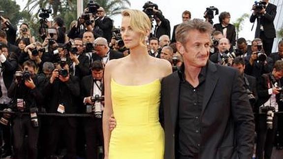 Sean Penn engañó a Charlize Theron con su doble
