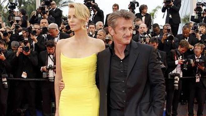 Sean Penn engañó a Charlize Theron con su doble