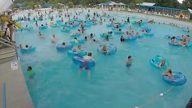 Impresionante reacción de la socorrista que logra ver al niño que se ahoga entre la multitud