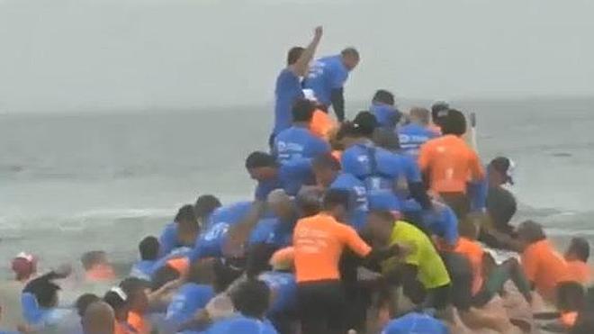66 personas surfean sobre la misma tabla