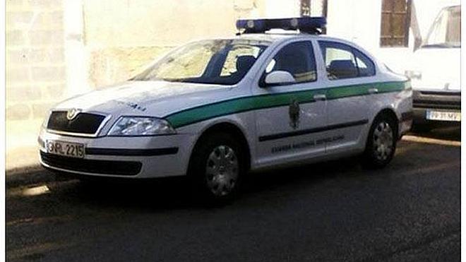 Procesan a una mujer por colgar en Facebook una foto de un coche policial mal aparcado