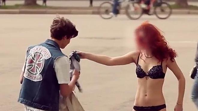 Un millonario paga a mujeres para que se desnuden en la calle