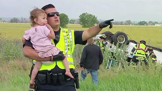 Un policía canta a una niña tras el accidente donde muere su padre